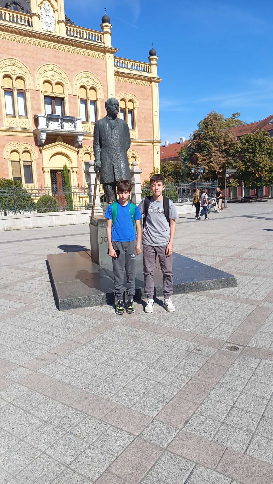 Код споменика Јовану Јовановићу Змају у Новом Саду