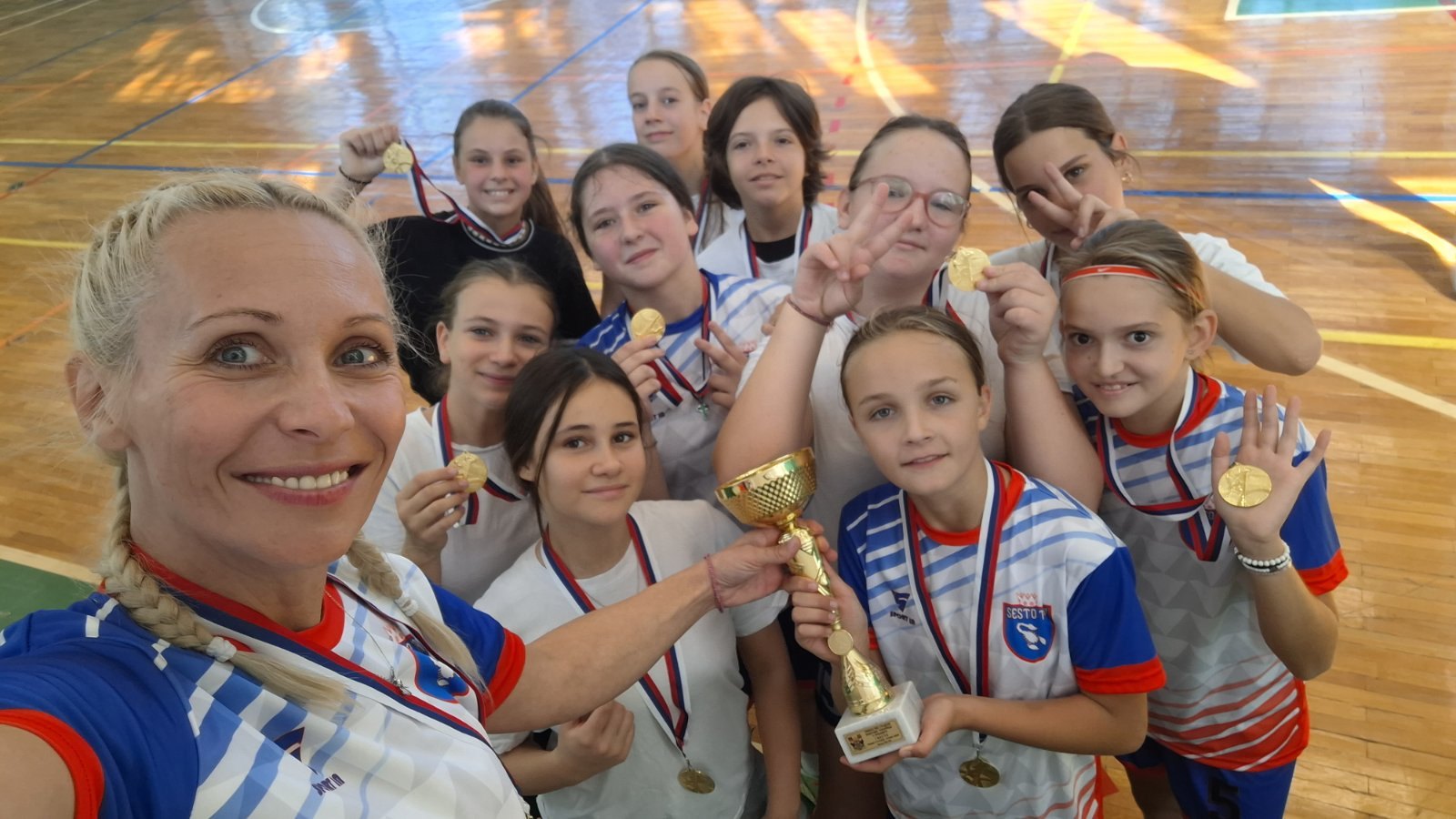 Екипа са наставницом Драганом Јанковић после финала